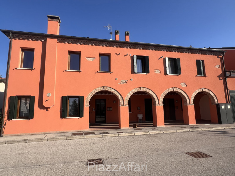 In zona tranquilla ma ben servita (a ridosso della Strada Statale Monselice - Mare) si propone mi...