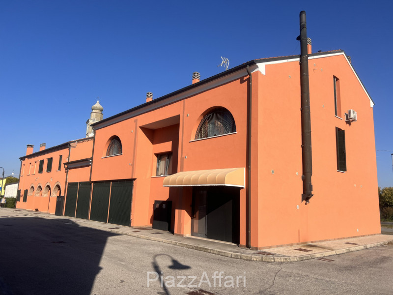 In zona tranquilla ma ben servita (a ridosso della Strada Statale Monselice - Mare) si propone mi...