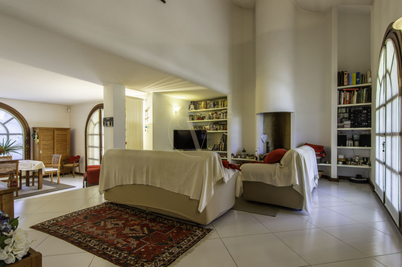 TORRI DI Q.LO: ELEGANTE VILLA CON GIARDINO DI OLTRE MQ. 1.000

In un quartiere residenziale esclu...