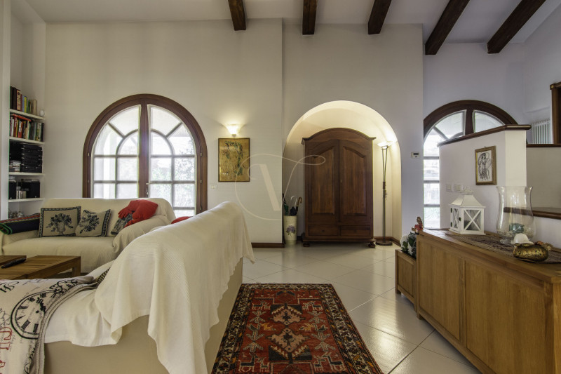 TORRI DI Q.LO: ELEGANTE VILLA CON GIARDINO DI OLTRE MQ. 1.000

In un quartiere residenziale esclu...