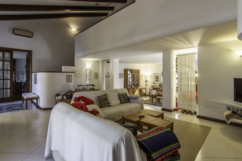 TORRI DI Q.LO: ELEGANTE VILLA CON GIARDINO DI OLTRE MQ. 1.000

In un quartiere residenziale esclu...