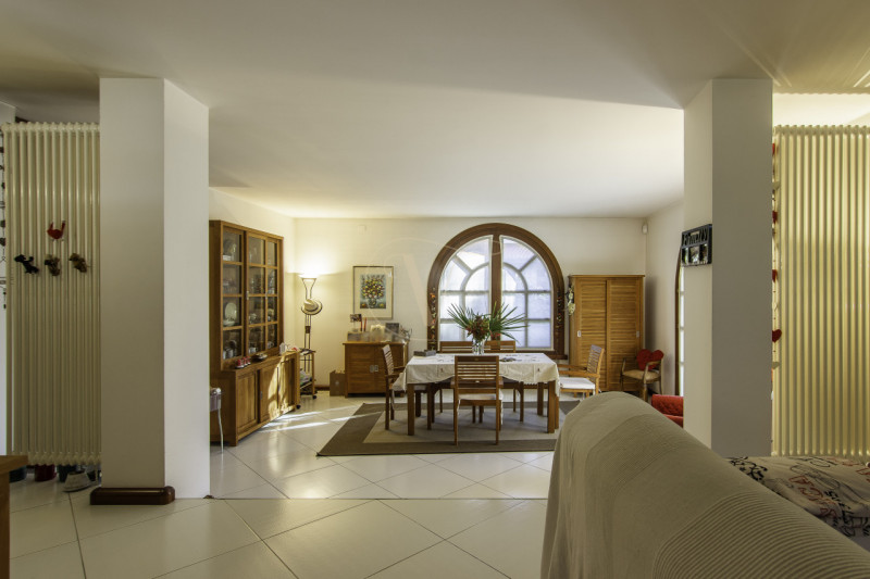 TORRI DI Q.LO: ELEGANTE VILLA CON GIARDINO DI OLTRE MQ. 1.000

In un quartiere residenziale esclu...