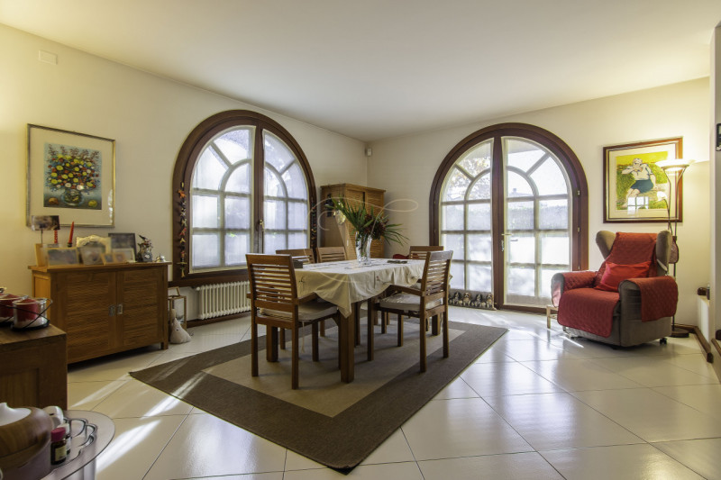 TORRI DI Q.LO: ELEGANTE VILLA CON GIARDINO DI OLTRE MQ. 1.000

In un quartiere residenziale esclu...