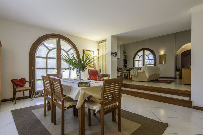 TORRI DI Q.LO: ELEGANTE VILLA CON GIARDINO DI OLTRE MQ. 1.000

In un quartiere residenziale esclu...