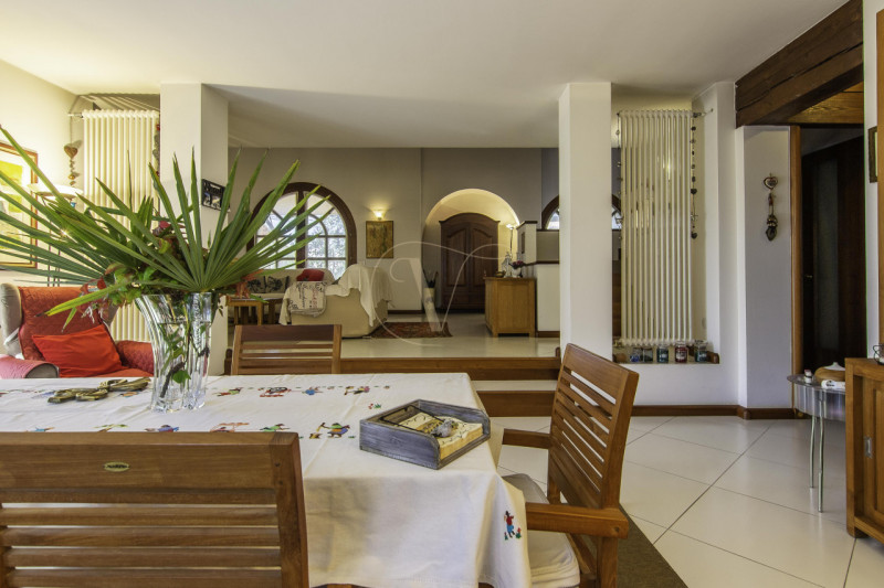 TORRI DI Q.LO: ELEGANTE VILLA CON GIARDINO DI OLTRE MQ. 1.000

In un quartiere residenziale esclu...