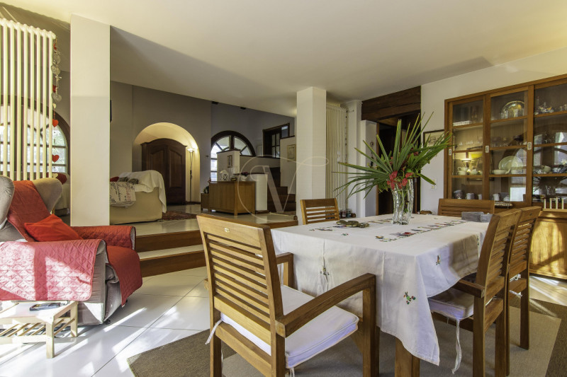 TORRI DI Q.LO: ELEGANTE VILLA CON GIARDINO DI OLTRE MQ. 1.000

In un quartiere residenziale esclu...