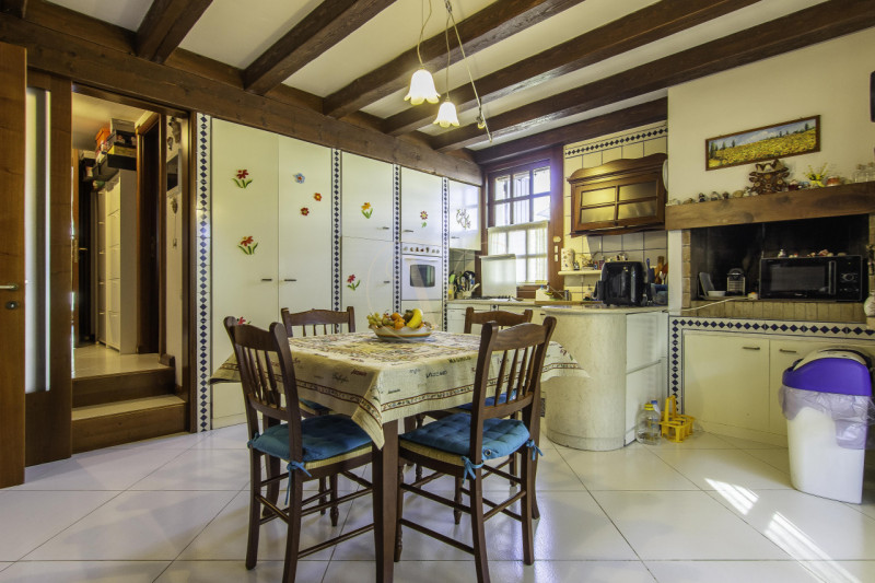 TORRI DI Q.LO: ELEGANTE VILLA CON GIARDINO DI OLTRE MQ. 1.000

In un quartiere residenziale esclu...