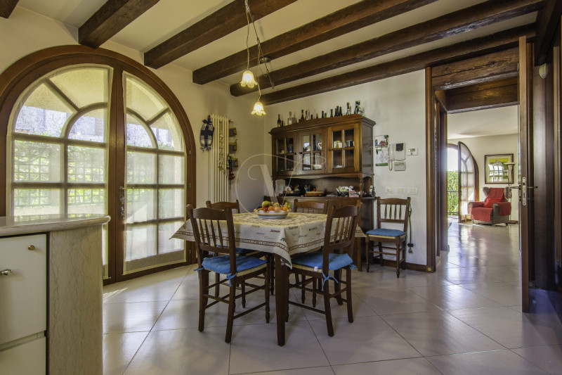 TORRI DI Q.LO: ELEGANTE VILLA CON GIARDINO DI OLTRE MQ. 1.000

In un quartiere residenziale esclu...