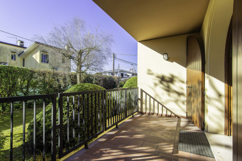 TORRI DI Q.LO: ELEGANTE VILLA CON GIARDINO DI OLTRE MQ. 1.000

In un quartiere residenziale esclu...