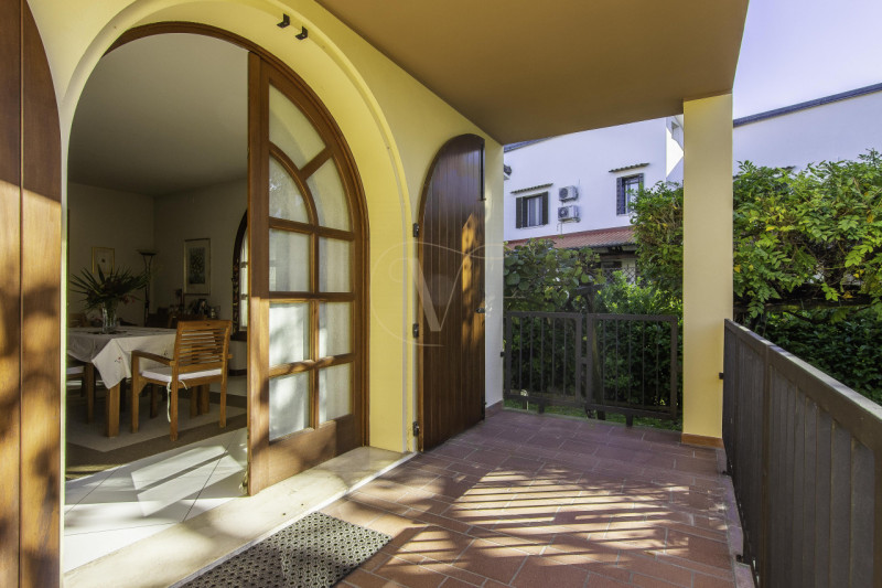 TORRI DI Q.LO: ELEGANTE VILLA CON GIARDINO DI OLTRE MQ. 1.000

In un quartiere residenziale esclu...