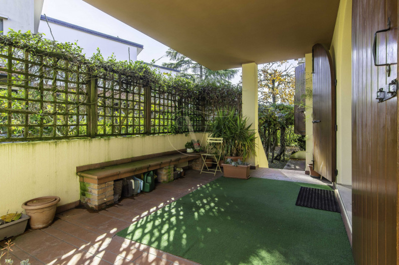 TORRI DI Q.LO: ELEGANTE VILLA CON GIARDINO DI OLTRE MQ. 1.000

In un quartiere residenziale esclu...