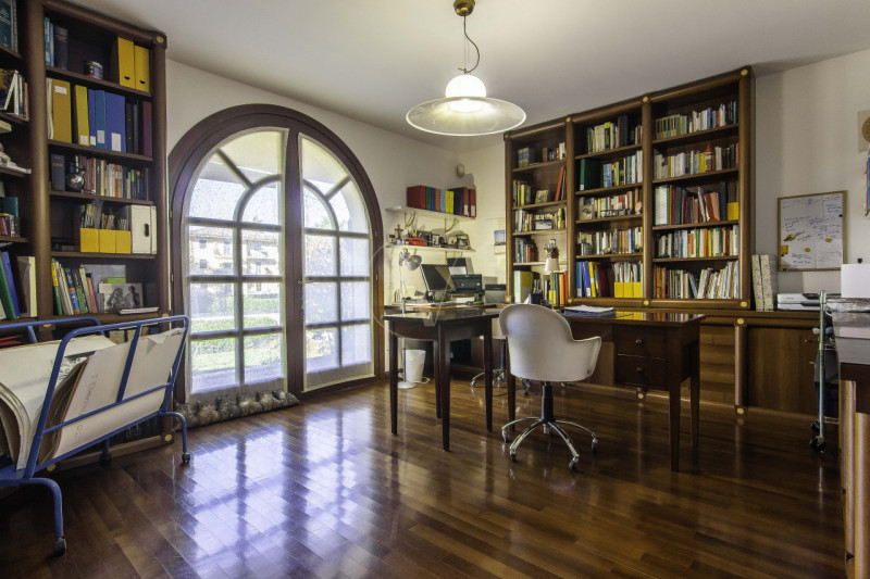 TORRI DI Q.LO: ELEGANTE VILLA CON GIARDINO DI OLTRE MQ. 1.000

In un quartiere residenziale esclu...