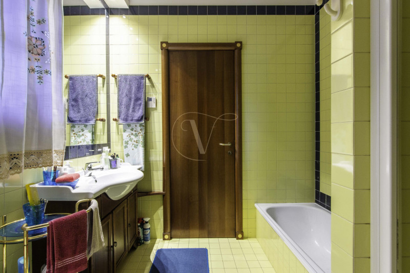 TORRI DI Q.LO: ELEGANTE VILLA CON GIARDINO DI OLTRE MQ. 1.000

In un quartiere residenziale esclu...