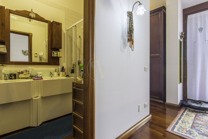 TORRI DI Q.LO: ELEGANTE VILLA CON GIARDINO DI OLTRE MQ. 1.000

In un quartiere residenziale esclu...