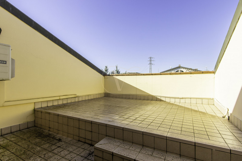 TORRI DI Q.LO: ELEGANTE VILLA CON GIARDINO DI OLTRE MQ. 1.000

In un quartiere residenziale esclu...