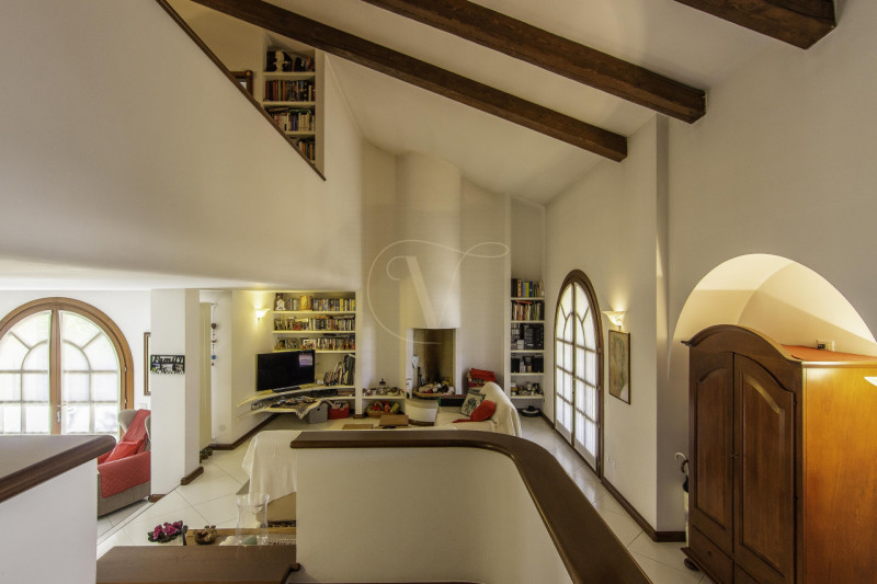 TORRI DI Q.LO: ELEGANTE VILLA CON GIARDINO DI OLTRE MQ. 1.000

In un quartiere residenziale esclu...