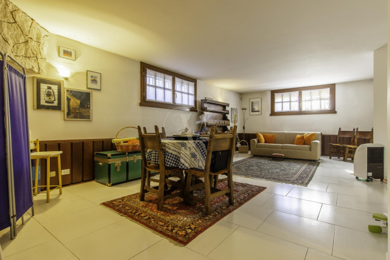 TORRI DI Q.LO: ELEGANTE VILLA CON GIARDINO DI OLTRE MQ. 1.000

In un quartiere residenziale esclu...