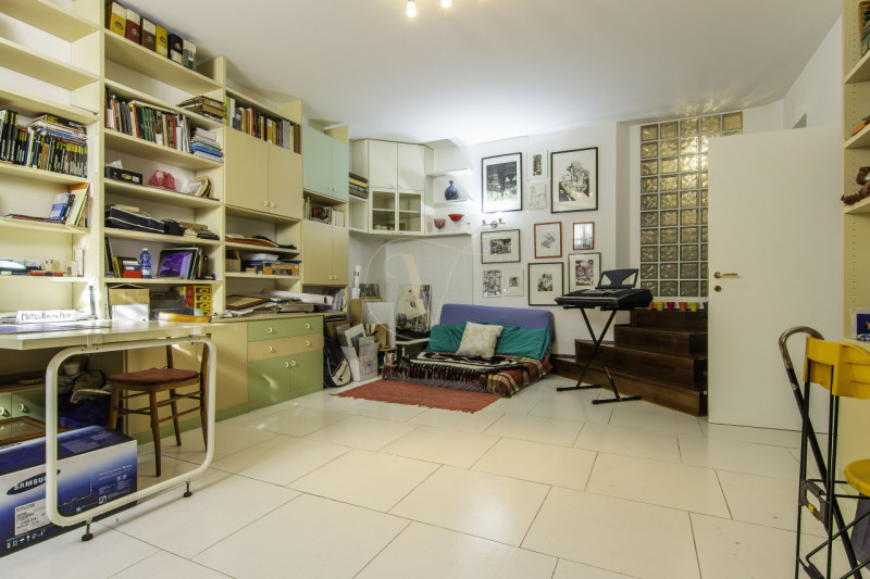 TORRI DI Q.LO: ELEGANTE VILLA CON GIARDINO DI OLTRE MQ. 1.000

In un quartiere residenziale esclu...