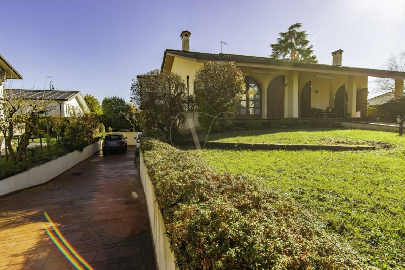 TORRI DI Q.LO: ELEGANTE VILLA CON GIARDINO DI OLTRE MQ. 1.000

In un quartiere residenziale esclu...
