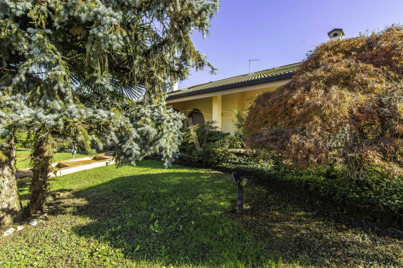 TORRI DI Q.LO: ELEGANTE VILLA CON GIARDINO DI OLTRE MQ. 1.000

In un quartiere residenziale esclu...