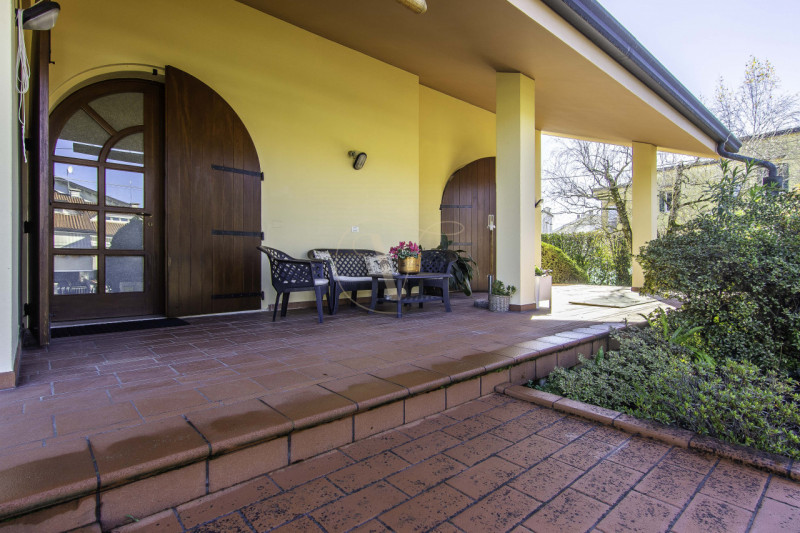 TORRI DI Q.LO: ELEGANTE VILLA CON GIARDINO DI OLTRE MQ. 1.000

In un quartiere residenziale esclu...