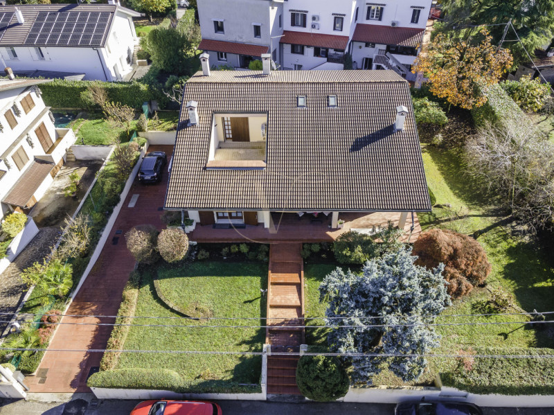 TORRI DI Q.LO: ELEGANTE VILLA CON GIARDINO DI OLTRE MQ. 1.000

In un quartiere residenziale esclu...