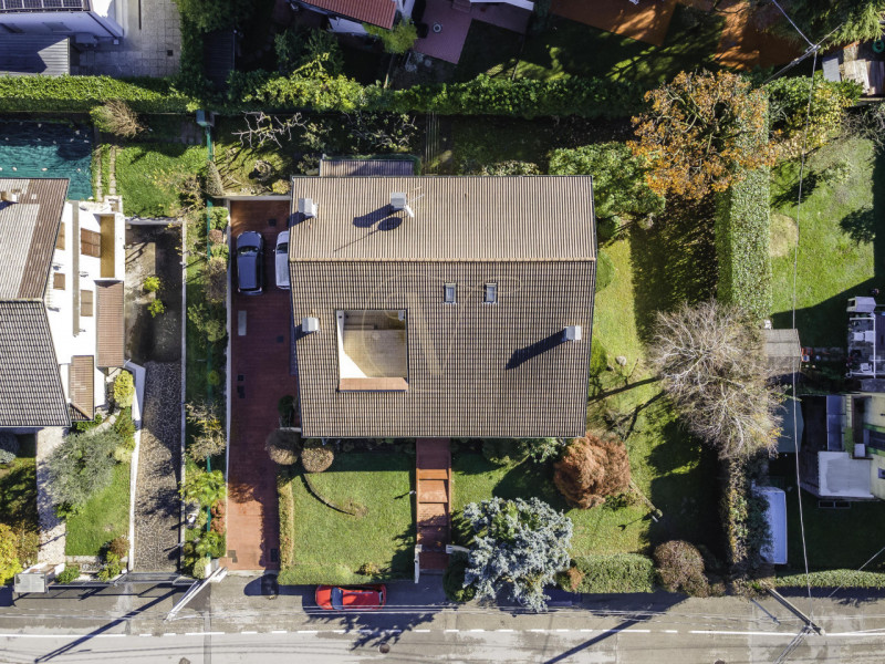 TORRI DI Q.LO: ELEGANTE VILLA CON GIARDINO DI OLTRE MQ. 1.000

In un quartiere residenziale esclu...