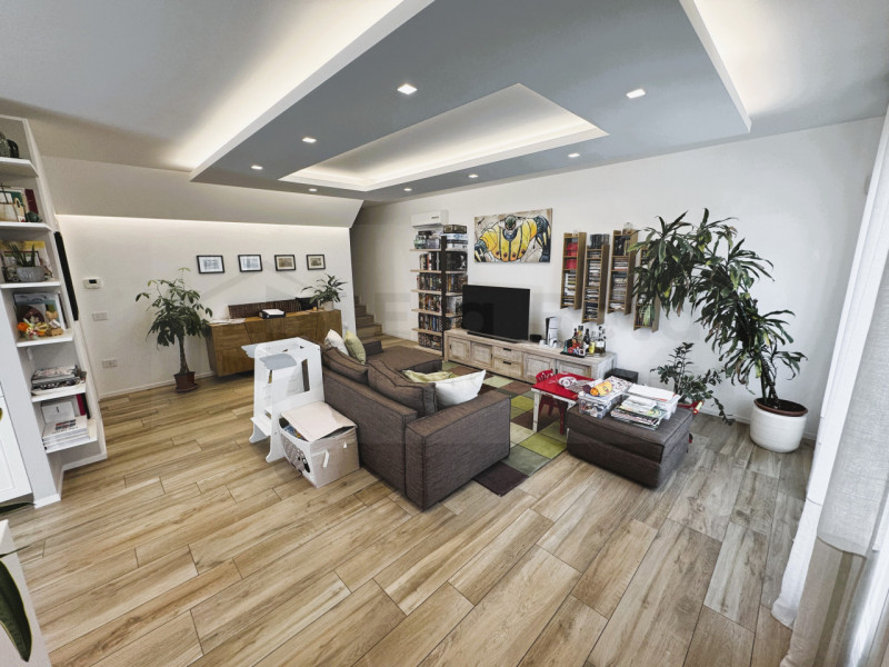 Situata nel prestigioso quartiere Belvedere di Noventana, proponiamo in vendita una splendida por...