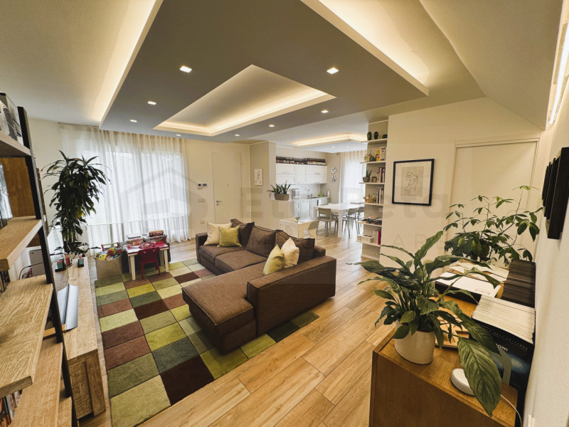 Situata nel prestigioso quartiere Belvedere di Noventana, proponiamo in vendita una splendida por...