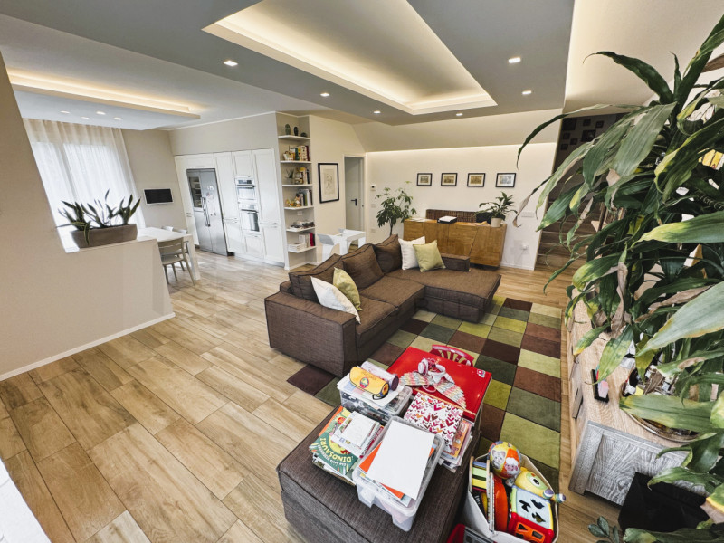 Situata nel prestigioso quartiere Belvedere di Noventana, proponiamo in vendita una splendida por...