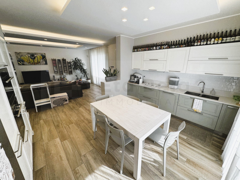 Situata nel prestigioso quartiere Belvedere di Noventana, proponiamo in vendita una splendida por...