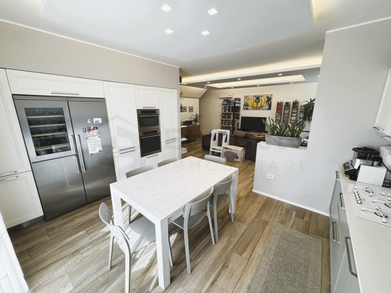 Situata nel prestigioso quartiere Belvedere di Noventana, proponiamo in vendita una splendida por...