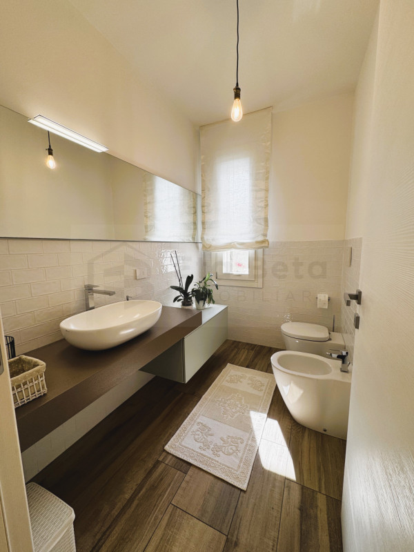 Situata nel prestigioso quartiere Belvedere di Noventana, proponiamo in vendita una splendida por...