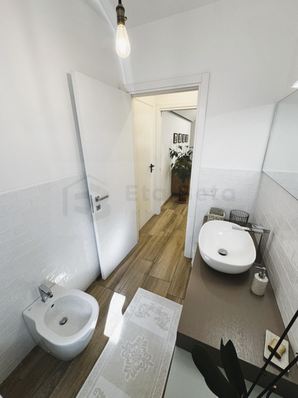 Situata nel prestigioso quartiere Belvedere di Noventana, proponiamo in vendita una splendida por...