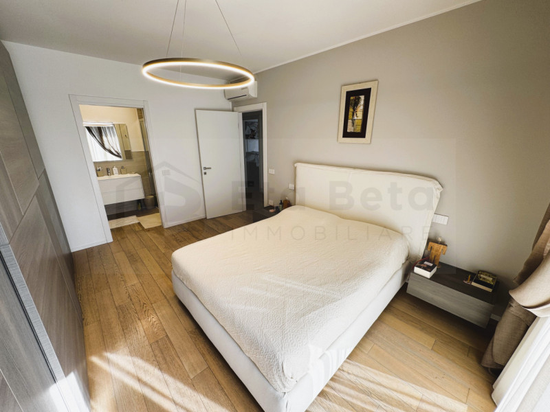 Situata nel prestigioso quartiere Belvedere di Noventana, proponiamo in vendita una splendida por...