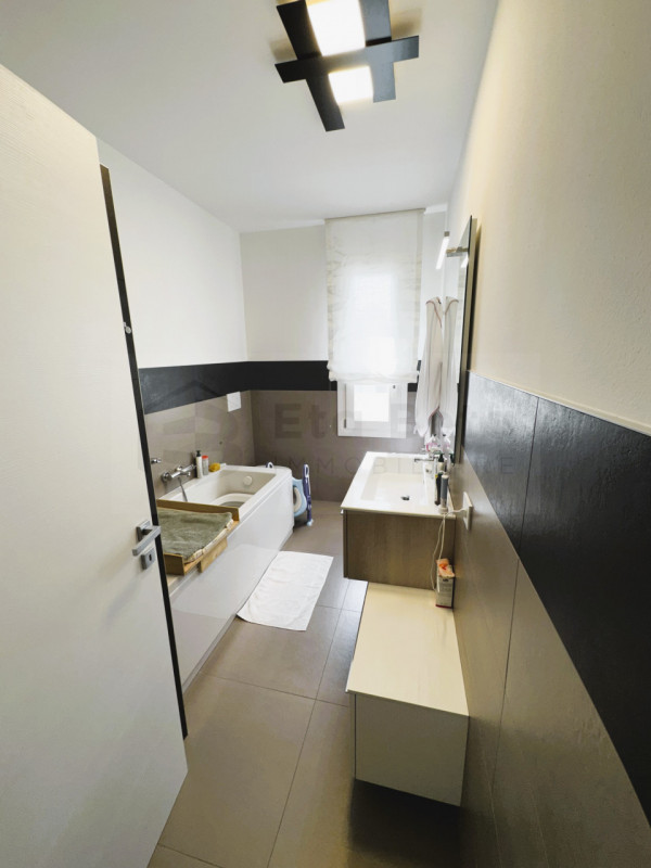 Situata nel prestigioso quartiere Belvedere di Noventana, proponiamo in vendita una splendida por...