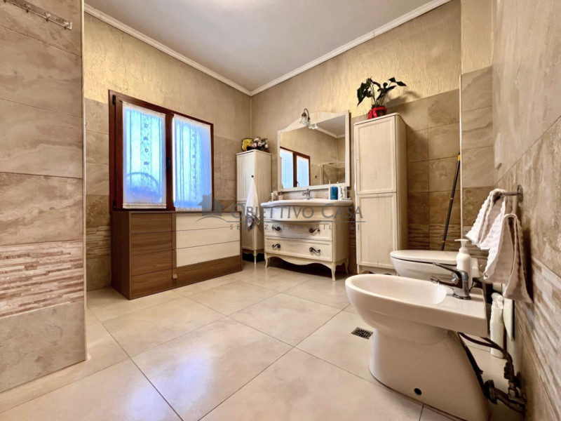 Rif. CN209 - Un'opportunità UNICA: spazi generosi, ristrutturazione e potenziale di divisione.

A...