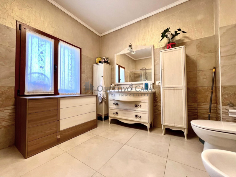 Rif. CN209 - Un'opportunità UNICA: spazi generosi, ristrutturazione e potenziale di divisione.

A...