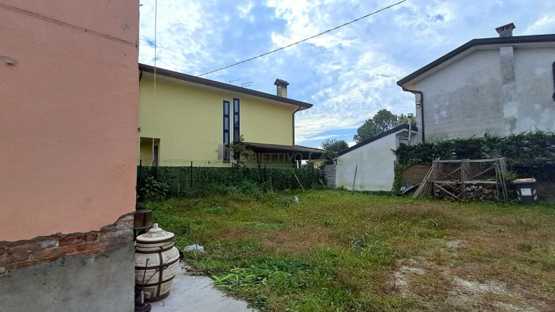 Rif. CN209 - Un'opportunità UNICA: spazi generosi, ristrutturazione e potenziale di divisione.

A...