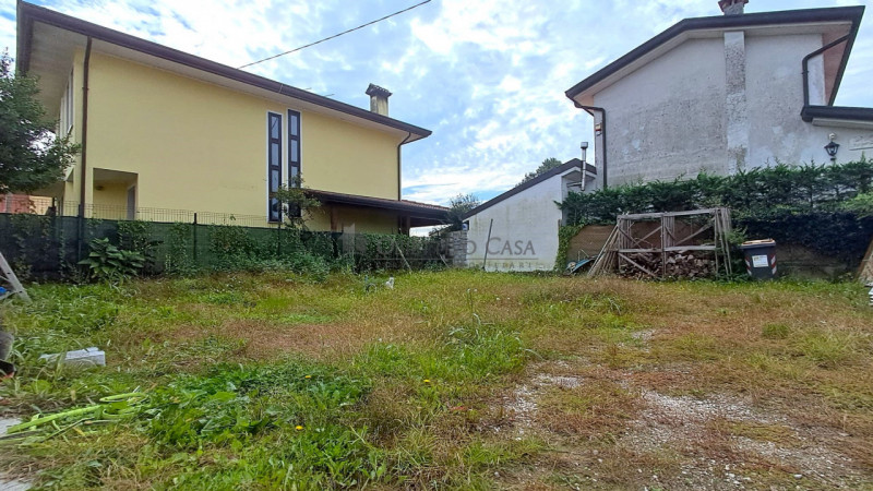 Rif. CN209 - Un'opportunità UNICA: spazi generosi, ristrutturazione e potenziale di divisione.

A...