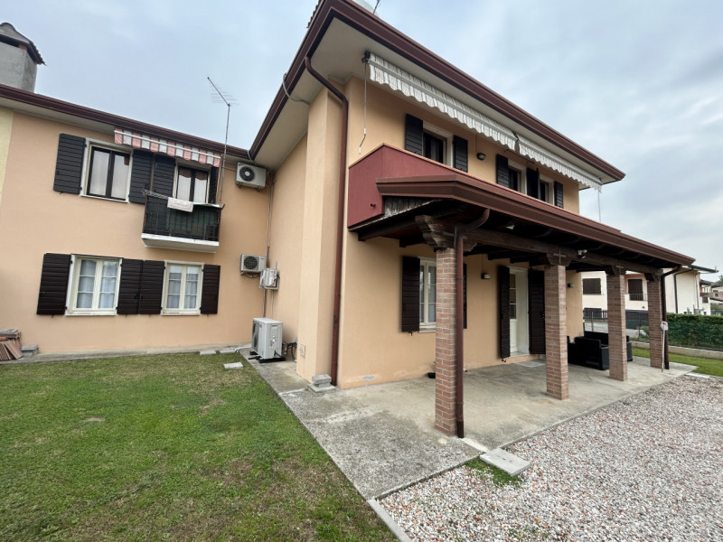 In una zona riservata di Mestrino, dove il silenzio e la privacy si fondono con la comodità dei s...