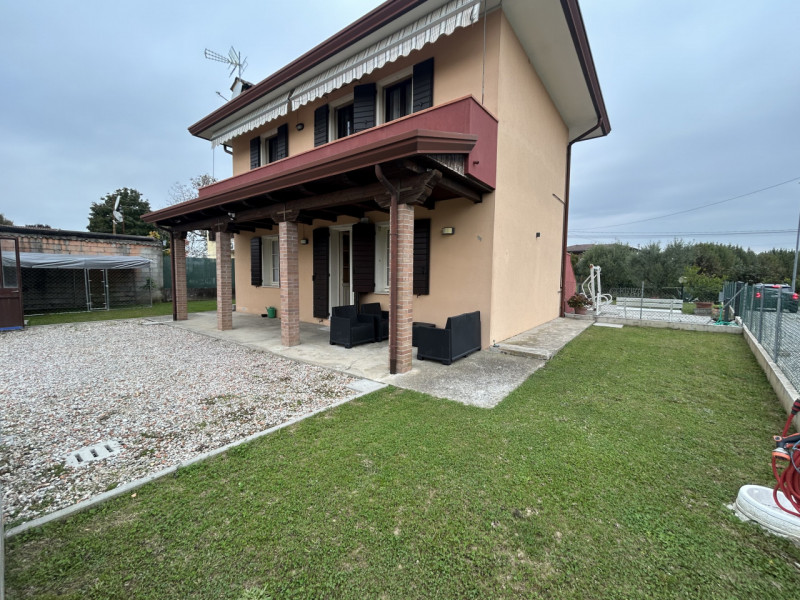 In una zona riservata di Mestrino, dove il silenzio e la privacy si fondono con la comodità dei s...