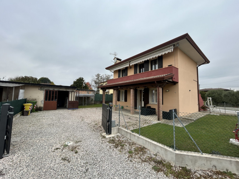 In una zona riservata di Mestrino, dove il silenzio e la privacy si fondono con la comodità dei s...