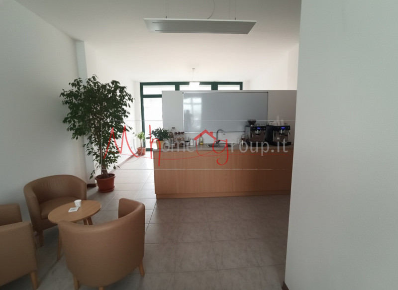 LEGNARO (RIF: NEG0912-R): Recente negozio open-space con ampio parcheggio e doppia vetrina, con b...