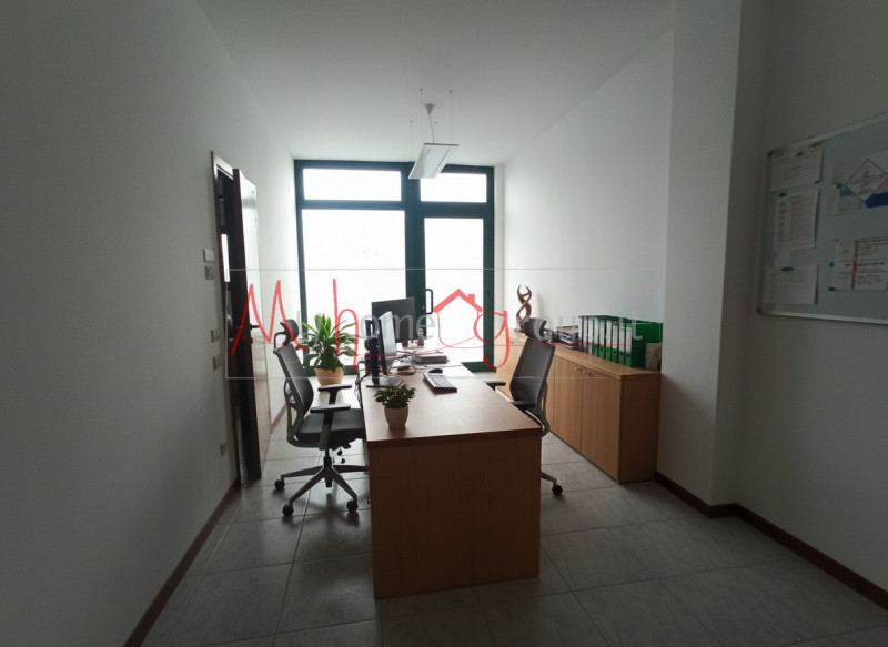 LEGNARO (RIF: NEG0912-R): Recente negozio open-space con ampio parcheggio e doppia vetrina, con b...