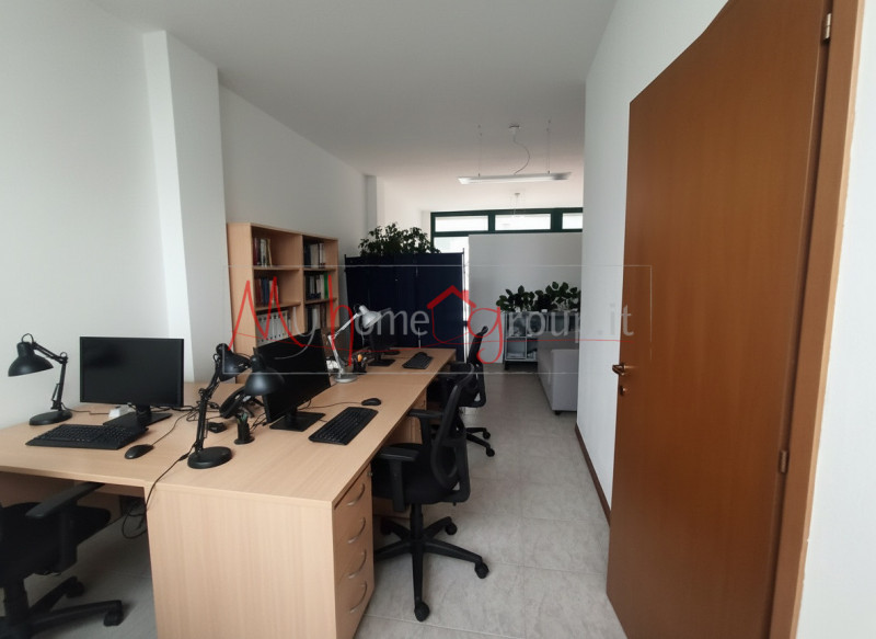 LEGNARO (RIF: NEG0912-R): Recente negozio open-space con ampio parcheggio e doppia vetrina, con b...