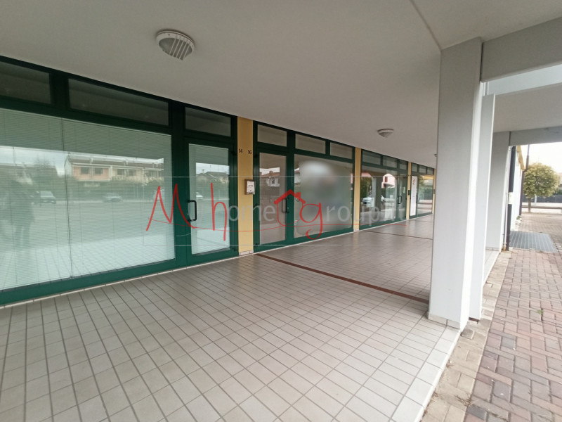 LEGNARO (RIF: NEG0912-R): Recente negozio open-space con ampio parcheggio e doppia vetrina, con b...