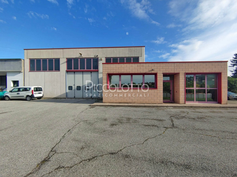 Rif. A5392 - Proponiamo in affitto ampio laboratorio/magazzino con uffici, situato in zona indust...