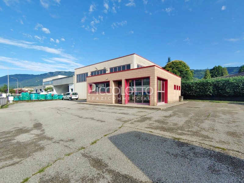 Rif. A5392 - Proponiamo in affitto ampio laboratorio/magazzino con uffici, situato in zona indust...