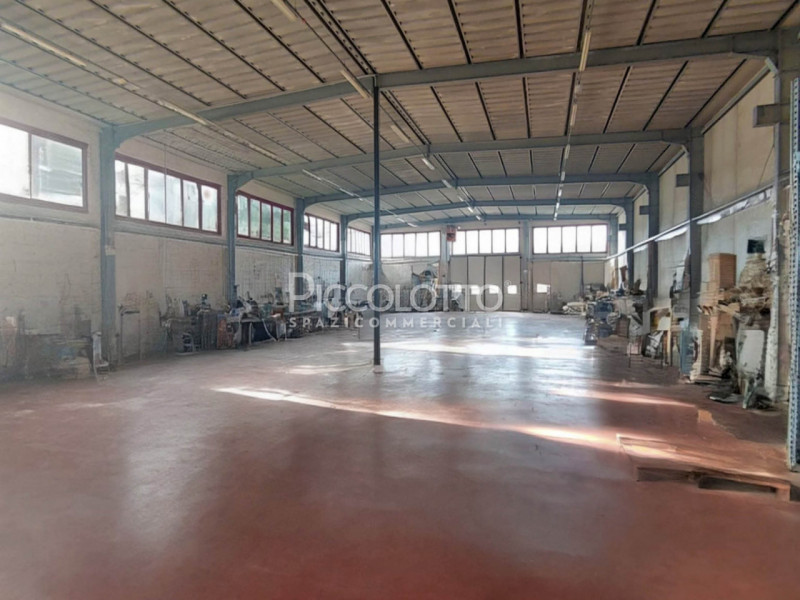 Rif. A5392 - Proponiamo in affitto ampio laboratorio/magazzino con uffici, situato in zona indust...